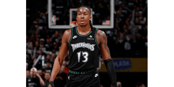 La trasformazione di Ayo Dawsum dopo aver indossato la maglia dei Timberwolves La trasformazione di Ayo Dawsum dopo aver indossato la maglia dei Timberwolves