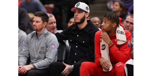 Lonzo Ball annuncia che sarà fuori per la nuova stagione