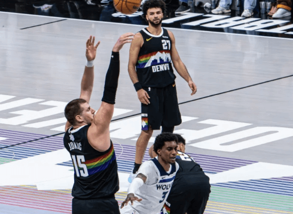 La prestazione di Nikola Jokic, con 56+16+15 punti, stabilisce un nuovo record NBA