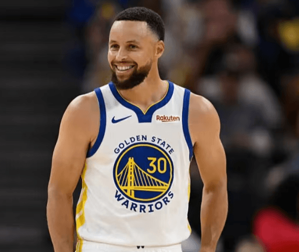 Curry firma un prolungamento con i Warriors, proseguendo un legame ventennale