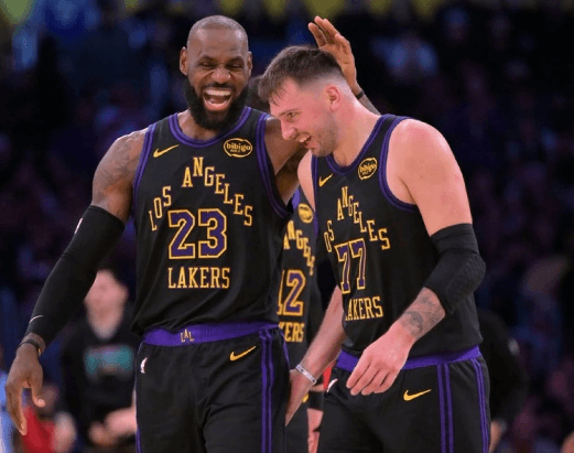Le maglie viola e oro dei Lakers hanno visto la storica tripla doppia più veloce di Luka Doncic