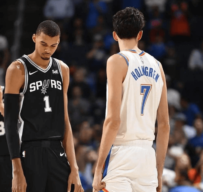 I Thunder hanno sconfitto di poco gli Spurs 122-121, la resa dei conti tra Wenbanyama e Holmgren