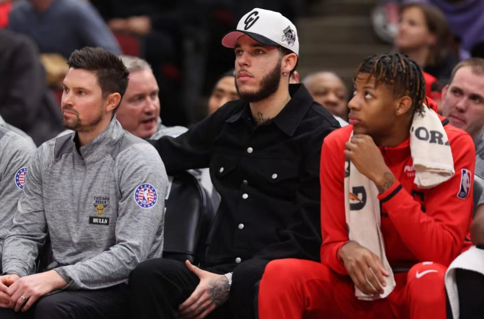 Lonzo Ball annuncia che sarà fuori per la nuova stagione